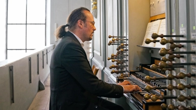 An der Wiegleb-Orgel: Matthias Grünert, Kantor der Frauenkirche Dresden. (Foto: Elke Walter)