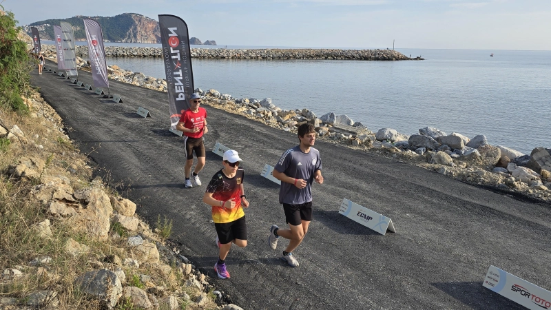 Wettkämpfe bestreiten, wo andere Urlaub machen: Der Uffenheimer Silas Wiesenthal (vorne, links) bei der Laserrun-Europameisterschaft im türkischen Alanya. (Foto: Jürgen Wiesenthal)