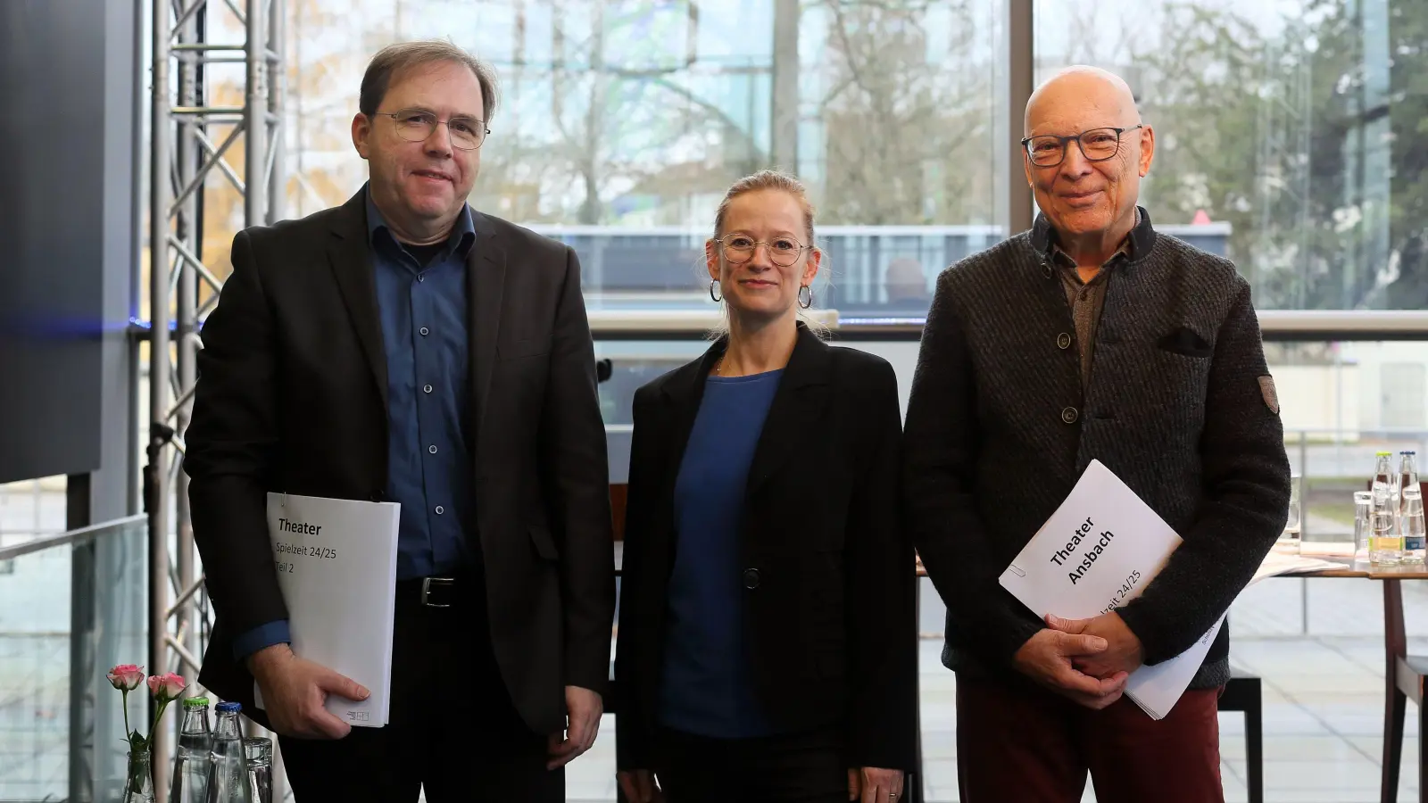 Stellten den Spielplan für die zweite Saisonhälfte vor (von links): Intendant Axel Krauße, Sabine Effmert, die Leiterin der Ansbacher Puppenspiele, und Vorstandsvorsitzender Heribert Schmidt. (Foto: Thomas Wirth)