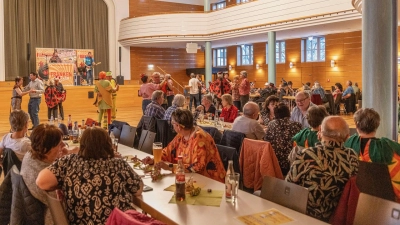 Die gute Laune beim Seniorenfaschingstanz im Onoldiasaal ließen sich die begeisterten Tänzer trotz Schneechaos auf den Straßen nicht nehmen.<br> (Foto: Michael Vogel)