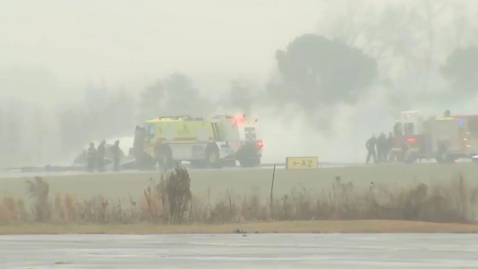 Ein Flugzeug ist an einem Regionalflughafen in North Carolina abgestürzt. (Foto: Uncredited/WSOC via AP/dpa)