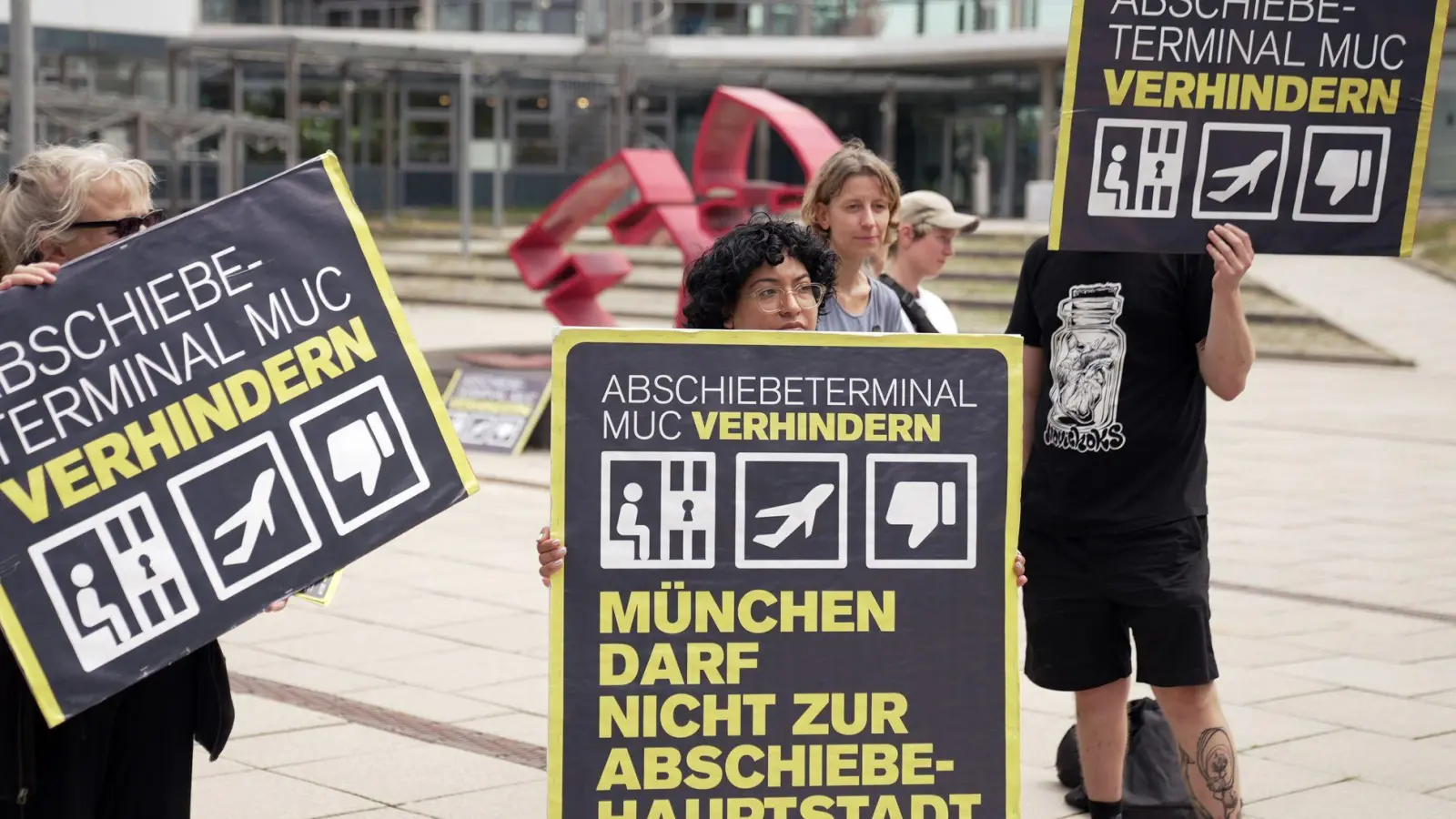 Gegner des Abschiebeterminals demonstrierten vor der Entscheidung gegen das Projekt. (Foto: Ehsan Monajati/dpa)