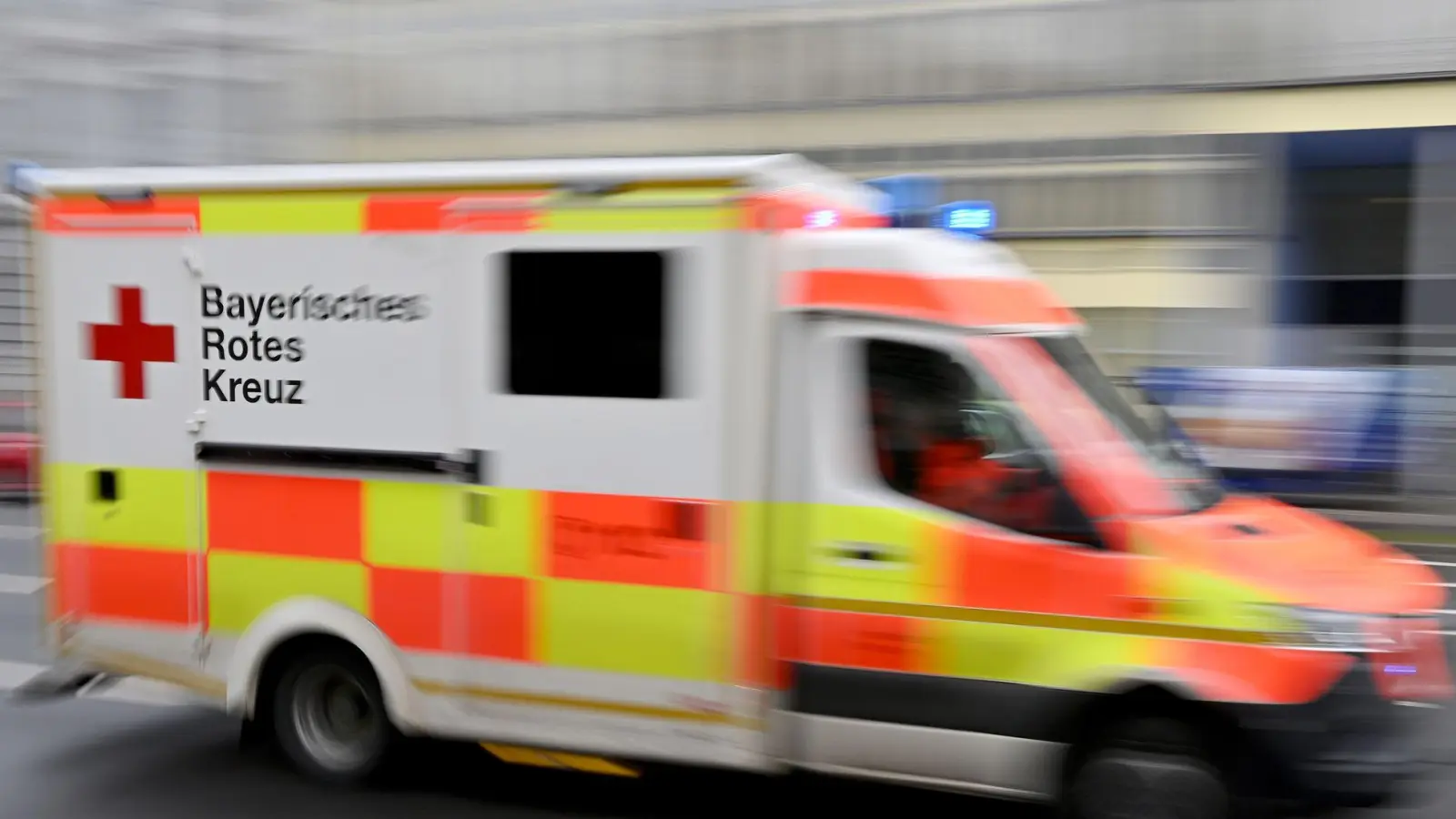Der Mann kam mit schweren Verletzungen in ein Klinikum. (Symbolbild) (Foto: Peter Kneffel/dpa)