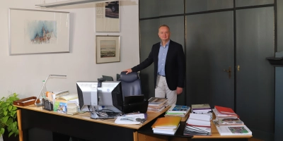 Oberbürgermeister Thomas Deffner (CSU) in seinem Amtszimmer im Stadthaus. Von hier will er auch die nächsten sechs Jahre regieren, muss sich aber der Herausforderung von sechs weiteren Kandidierenden erwehren.  (Archivbild: Oliver Herbst)