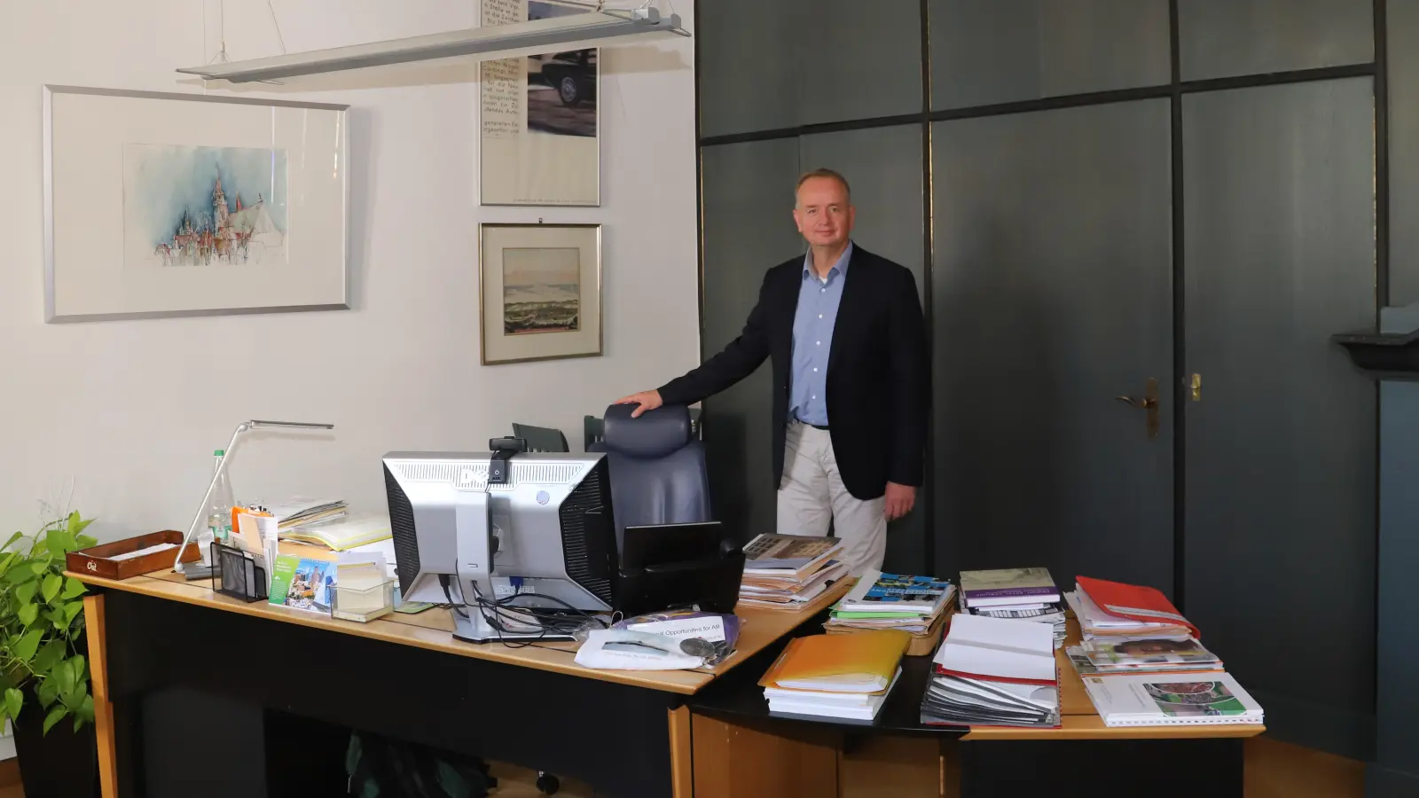 Oberbürgermeister Thomas Deffner (CSU) in seinem Amtszimmer im Stadthaus. Von hier will er auch die nächsten sechs Jahre regieren, muss sich aber der Herausforderung von sechs weiteren Kandidierenden erwehren.  (Archivbild: Oliver Herbst)