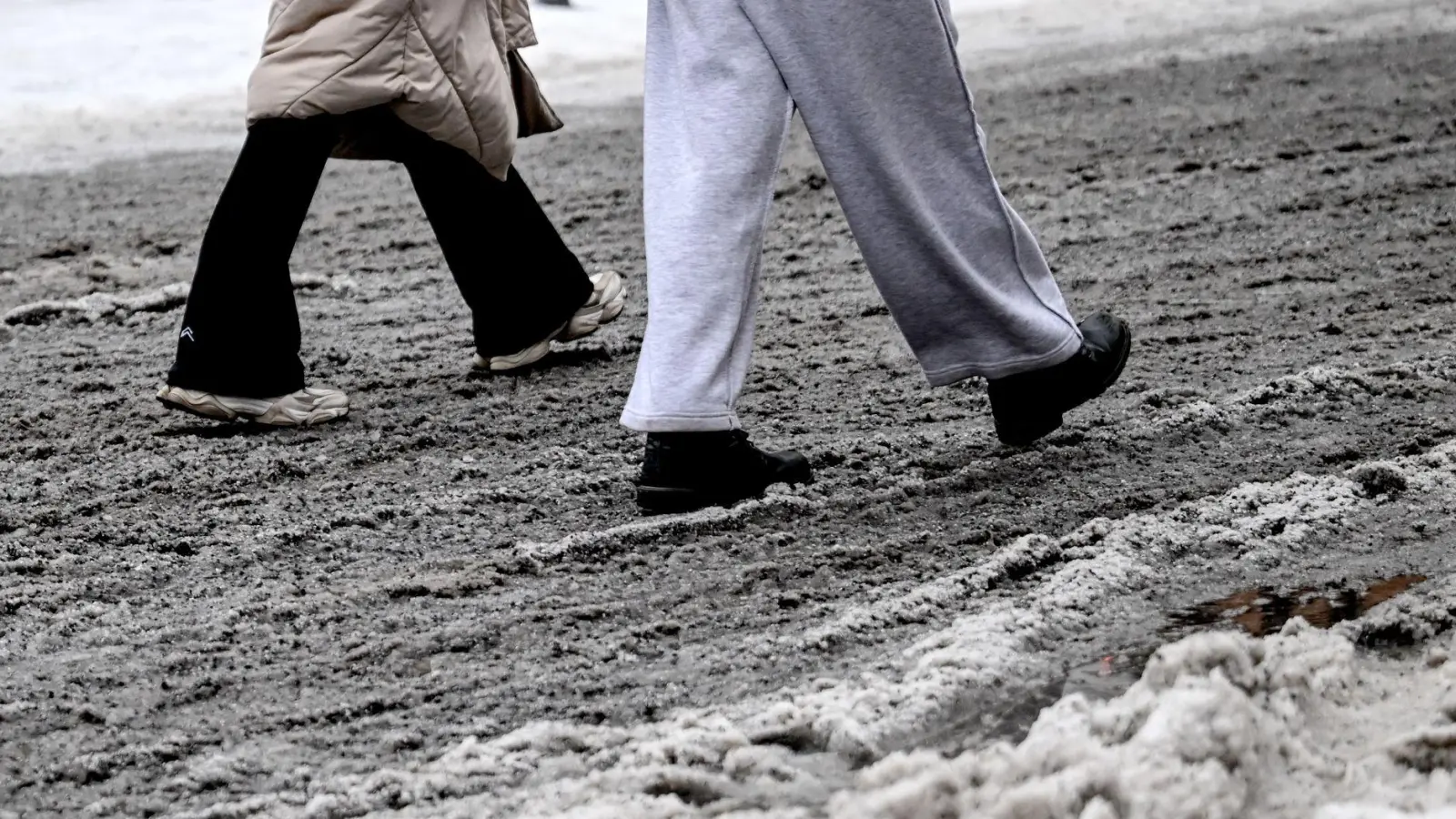 Nach Wochen mit Matsch und Kälte haben viele genug vom Winter. (Foto: Britta Pedersen/dpa)