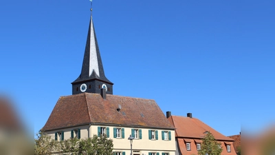 Die evangelische Kirche St. Michael in Herbolzheim mit ehemaligem Pfarrhaus und dem Schulhaus rechts daneben. (Foto: Helmut Scheitacker)