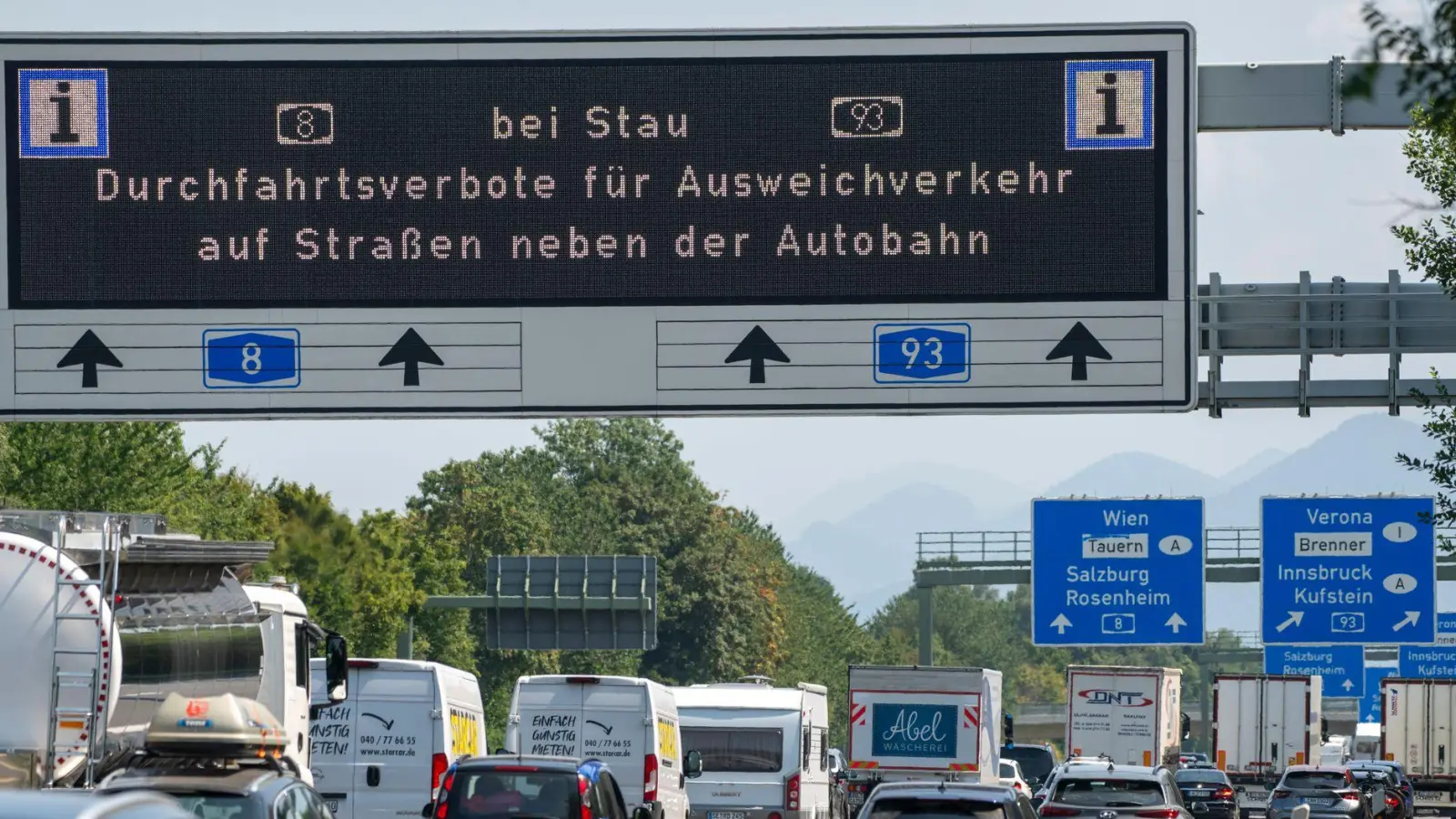 Seit vergangenem Sommer gelten an Wochenenden und Feiertagen an A8 und A93 Abfahrverbote. (Symbolbild) (Foto: Stefan Puchner/dpa)