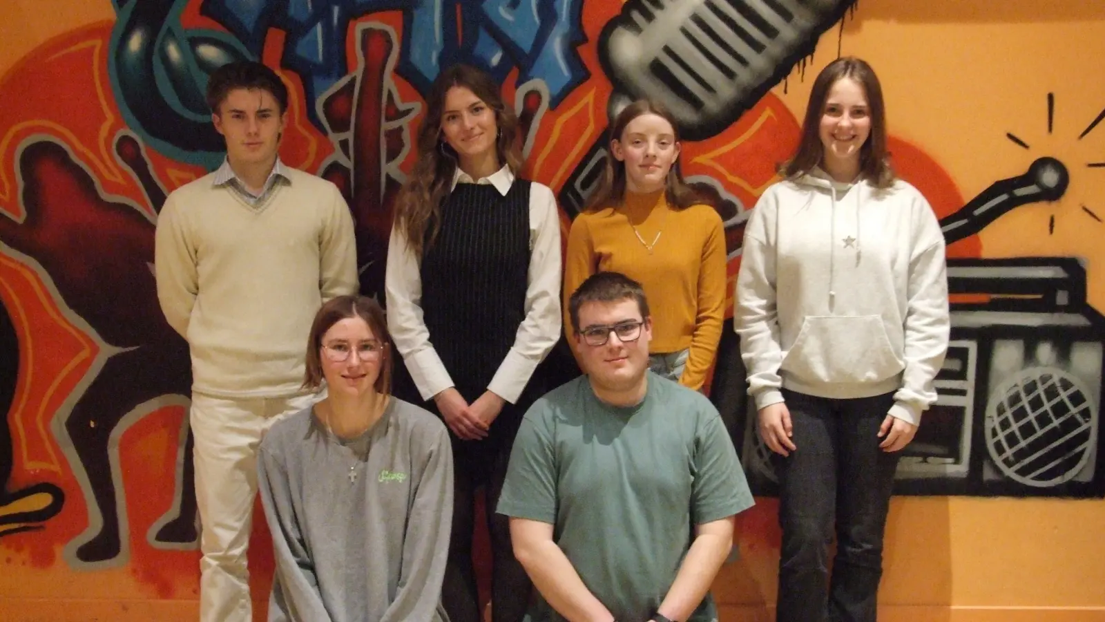 Die anwesenden Mitglieder des neu gewählten Feuchtwanger Jugendbeirates (stehend, von links) Tim Kruse (Schülersprecher des Gymnasiums), Batseba Wallewein, Rebecca Lang und Ella Schweizer (Schülersprecherin des Gymnasiums) sowie (vorne, von links) Antonella Schmeißer und Fabian Pröger. (Foto: Jasmin Kiendl )