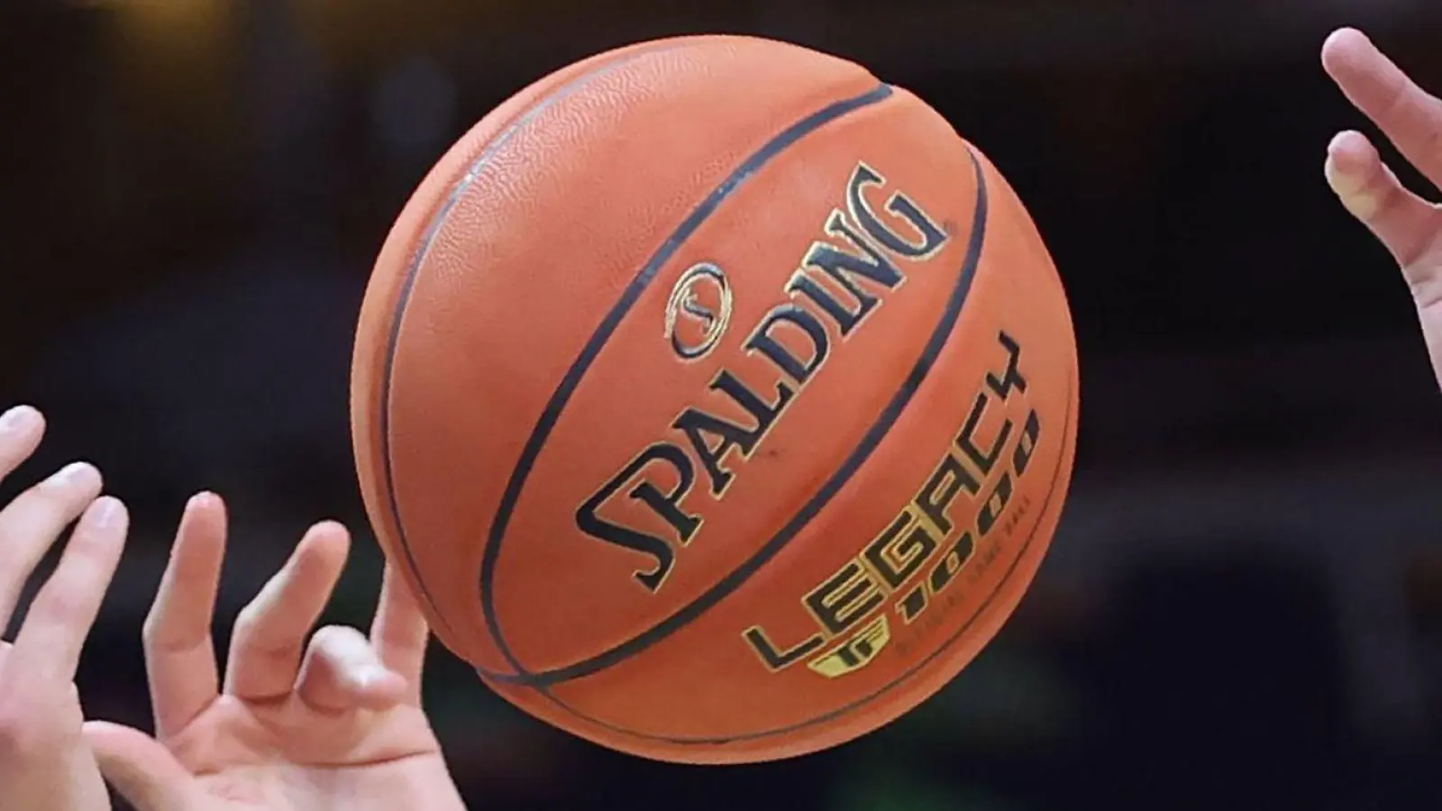 In der Graf-Stauffenberg-Halle ist der Basketballsport bis auf weiteres untersagt. (Symbolbild: Christoph Soeder/dpa)