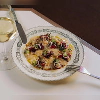 Das Trauben-Gremolata ist bei dem Carpaccio im „béné by Benedict“ der spannende Twist zu den cremigen Auberginen-Scheiben.   (Foto: Studio Kroll/dpa-tmn)