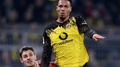 BVB-Profi Nmecha (r) hat seinen Vertrag in Dortmund verlängert. (Archivbild) (Foto: David Inderlied/dpa)