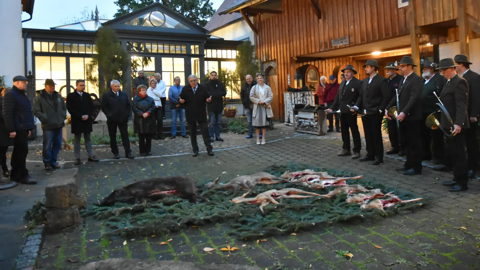 Landrat Helmut Weiß (Mitte) hob die Hege der Jäger und Waldbesitzer hervor. Die Jagdhornbläser Uffenheim zollten dem erlegten Wild ihren Respekt, mit den Signalen für Schwarzwild, Rehwild und Feldhase. (Foto: Anita Dlugoß)