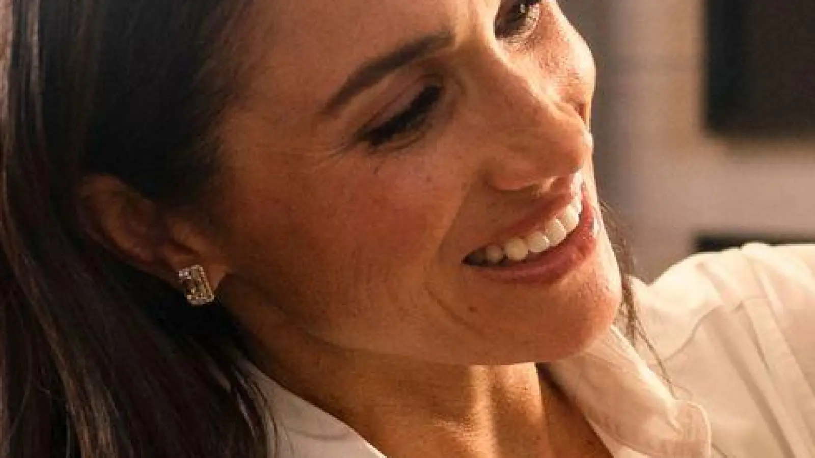 Meghan schmückt den Weihnachtsbaum.  (Foto: Jake Rosenberg/Netflix/dpa)