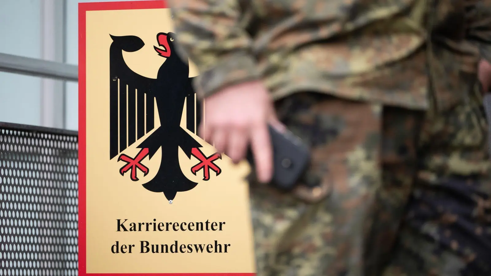 Im Karrierecenter durchlaufen Bewerber die medizinische Musterung und weitere Eignungstests. (Foto: Marijan Murat/dpa)