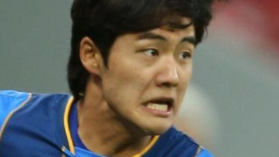 Young-Woo Seol (l) kommt zum FCA. (Archivbild) (Foto: Hussein Sayed/AP/dpa)