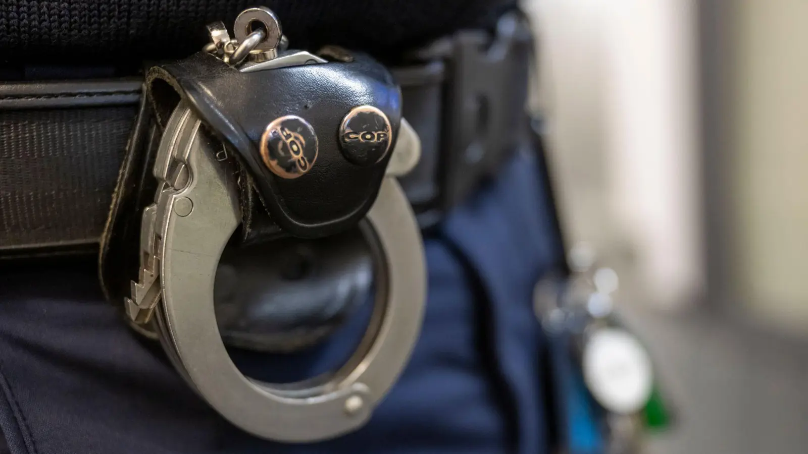 Der Verdächtige im Fall einer im April in Würzburg gewaltsam getöteten Frau befindet sich in Untersuchungshaft. Die Staatsanwaltschaft hat den Mann inzwischen angeklagt. (Symbolfoto) (Foto: Peter Kneffel/dpa)