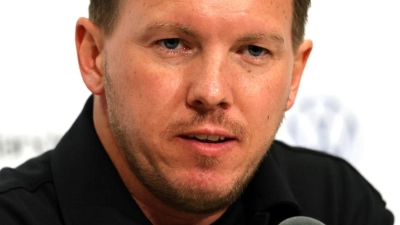 Julian Nagelsmann verrät einige Personalien bei der Pressekonferenz im Stadion. (Foto: Christian Charisius/dpa)