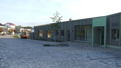 Die Paul-Keim-Straße im Feuchtwanger Wohngebiet Röschenhof soll im Bereich des Kindergartens und des Spielplatzes als verkehrsberuhigter Bereich ausgewiesen werden. (Foto: Jasmin Kiendl)