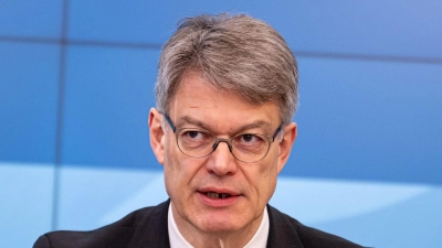 Ein neues Preisschild wollte der Minister nicht nennen. (Archivbild) (Foto: Fabian Sommer/dpa)