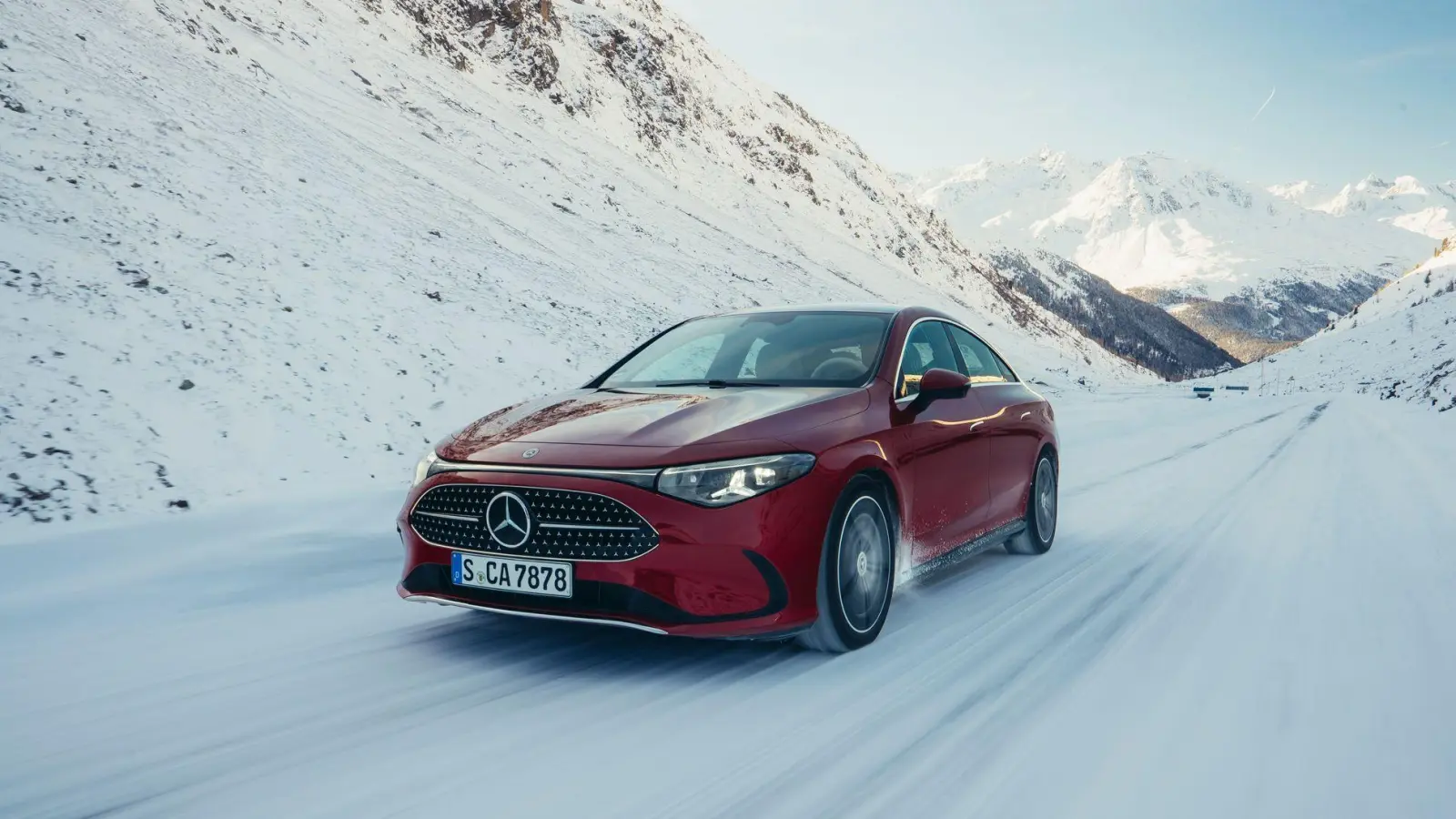 Frisch wie Neuschnee: Der Mercedes CLA ist künftig auch als Hybrid erhältlich und kombiniert seine E-Maschine mit einem Benzinmotor. (Foto: Mercedes-Benz AG/dpa-tmn)