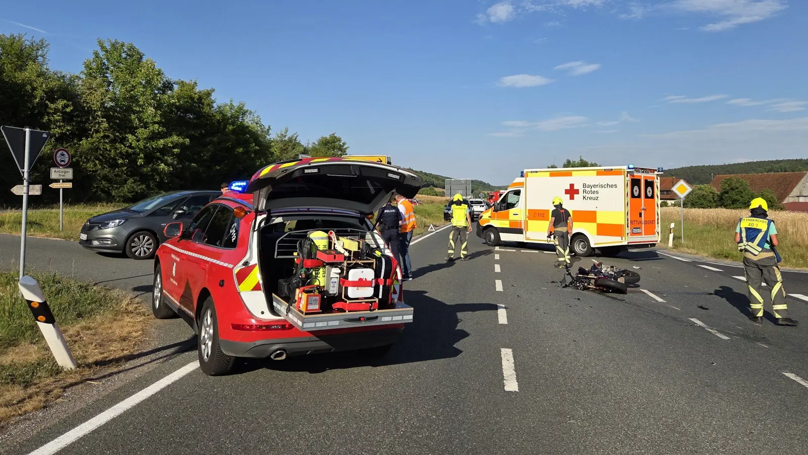 Bei einem Unfall auf der Bundesstraße 8 bei Emskirchen wurde ein Motorradfahrer erheblich verletzt. (Foto: Kreisfeuerwehrverband/Rainer Weiskirchen)