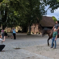 Die Lore kniet vor dem Feldherren auf dem Pferd nieder. Im Spitalhof in Dinkelsbühl wurde am Montagabend die Stadtübergabe geprobt. (Foto: Friedrich Zinnecker)