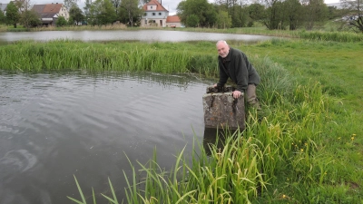 Heiner Sindel kontrolliert den Mönch an einem seiner Karpfenteiche bei Feuchtwangen. (Foto: Peter Zumach)