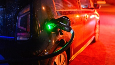 Nach der Streichung der Elektroauto-Kaufprämie Ende 2023 brachen die Verkaufszahlen von Elektrofahrzeugen an private Autofahrer ein; diese Phase ist laut HUK Coburg beendet. (Symbolbild) (Foto: Julian Stratenschulte/dpa)