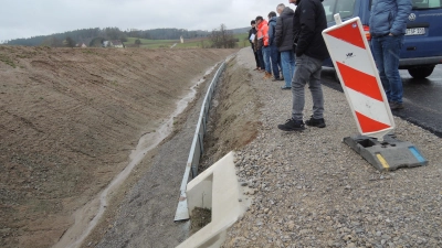 „Die Frösche fangen schon an zu wandern“: Die Amphibien-Tunnel unter der Westtangente sind längst fertig. In Kürze sollen nun auch die Arbeiten am Leitsystem für die Tiere abgeschlossen werden. (Foto: Peter Zumach)