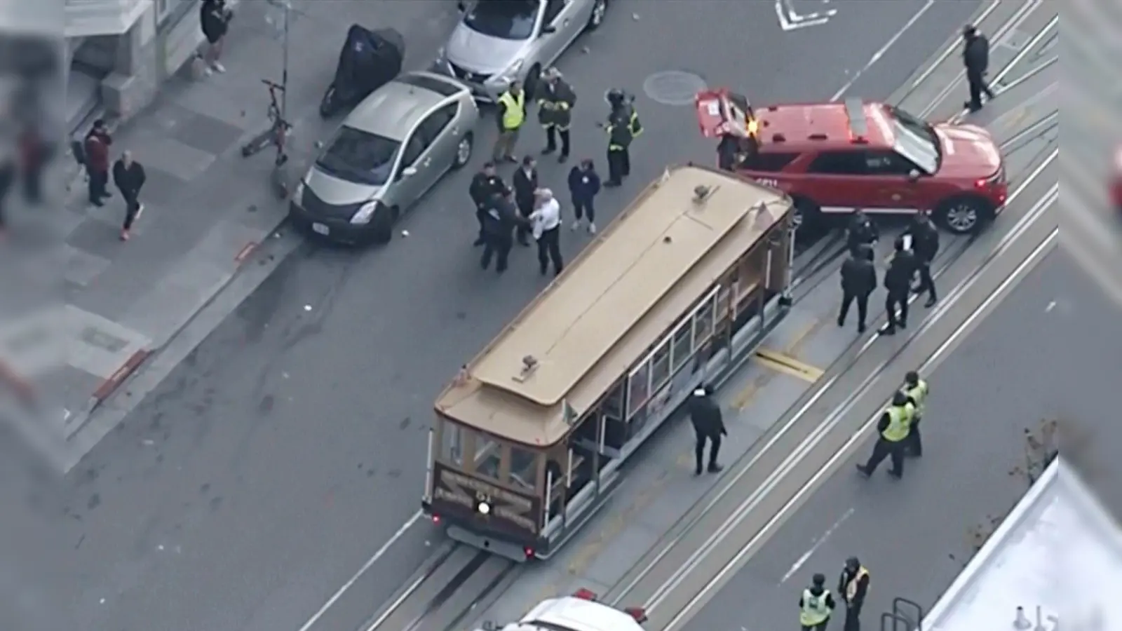  Mehr als ein Dutzend Menschen werden bei dem abrupten Halt verletzt.  (Foto: Uncredited/KGO-TV/AP/dpa)