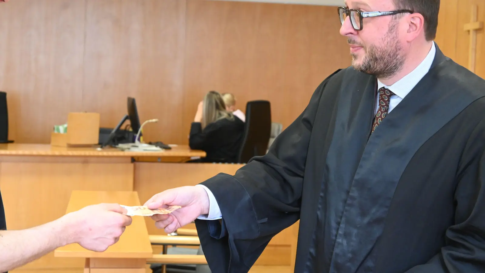 Im Auftrag seines Mandanten übergab Rechtsanwalt Michael Löwe noch im Gerichtssaal die erste Rate des Schmerzensgelds. (Foto: Judith Marschall)