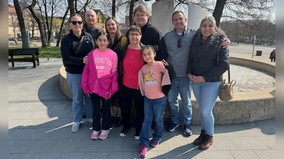 Shirley Margit MacNabb (Mitte) ist vor über 50 Jahren in die USA ausgewandert. Nun war sie mit ihrer Familie in ihrer ehemaligen Heimatstadt unterwegs.  (Foto: Lara Hausleitner)