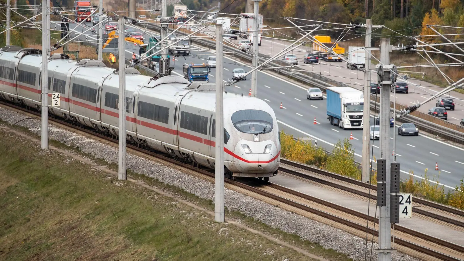 Normalerweise ist die Schnelltrasse die zügigste Route per Bahn von München nach Nürnberg. (Archivbild) (Foto: Daniel Karmann/dpa)