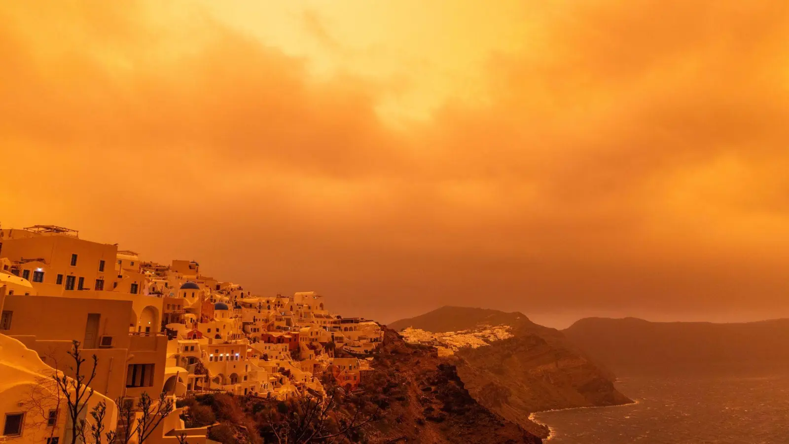 Der Saharastaub sorgt für ein apokalyptisches Bild. (Foto: Jens Büttner/dpa)