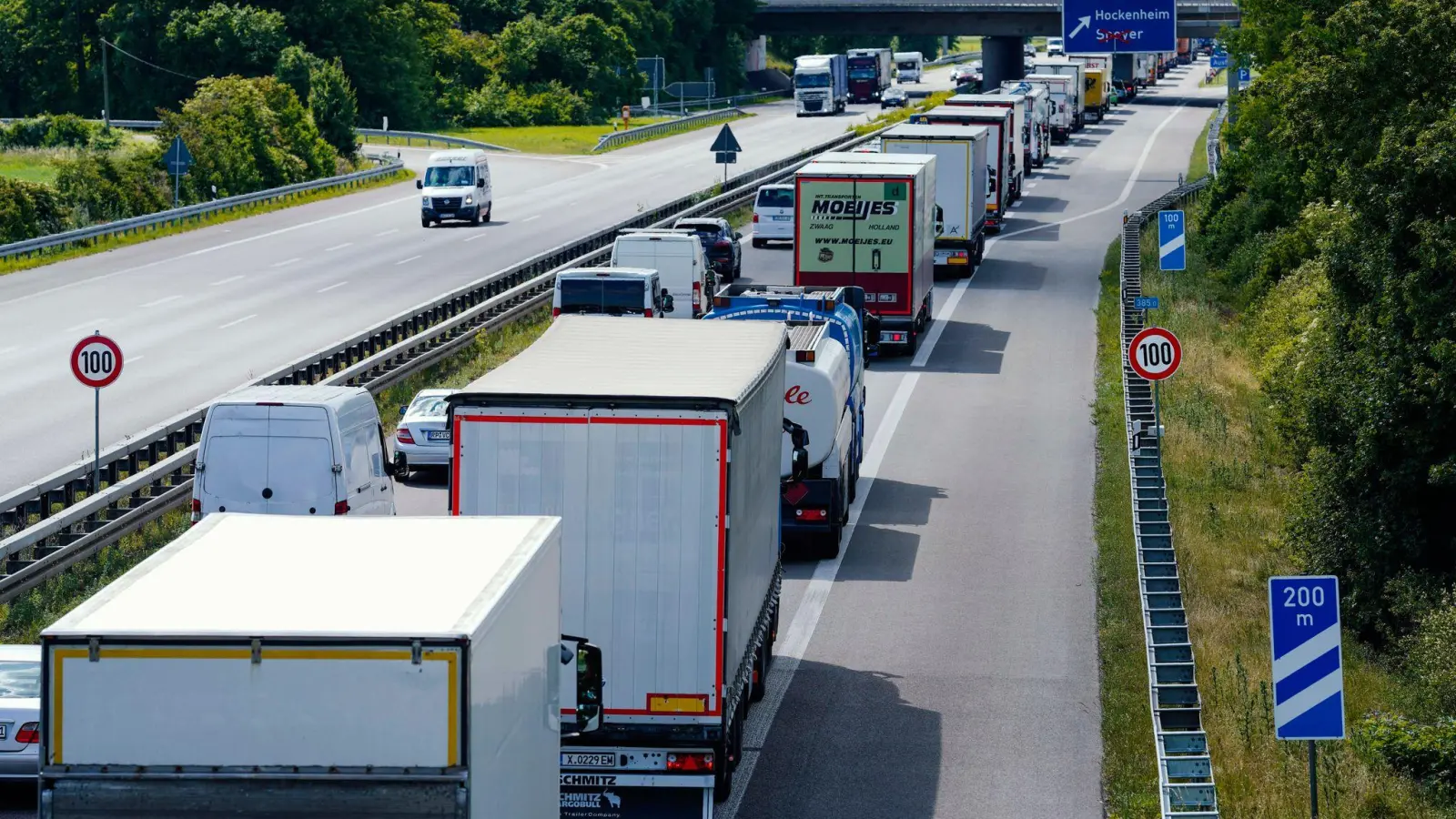 Die A6 wird zwischen den Anschlussstellen Neuendettelsau und Schwabach-West an zwei Nächten gesperrt. (Symbolbild) (Foto: Uwe Anspach/dpa)