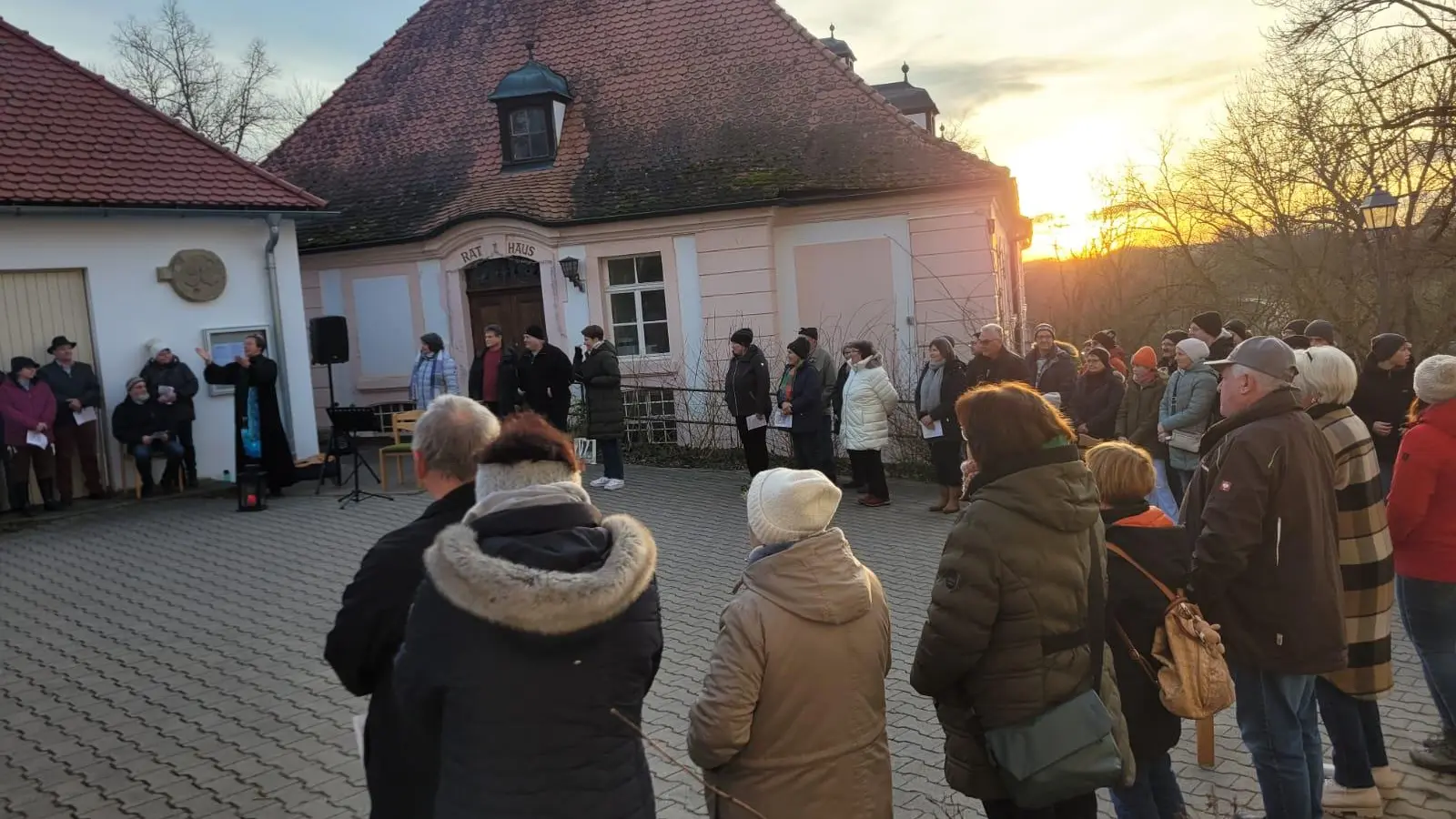 Mit einer Neujahrsandacht wurde bei passendem Wetter das Jubiläumsjahr „1200 + 5“ auf dem Ippesheimer Kirchplatz eingeleitet. (Foto: Petra Müller)