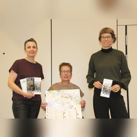 Lisa-Marie Buntebarth, Monika Wagner und Nadja Wilhelm (von links) stellten den neuen Stadtplan „Ansbach barrierefrei” vor. (Foto: Robert Maurer)
