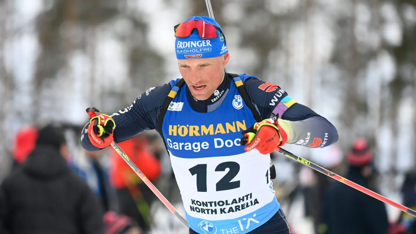 Biathlet Erik Lesser kam als Fünfter 38,6 Sekunden hinter dem norwegischen Sieger Vetle Sjastad Christiansen ins Ziel. (Foto: Vesa Moilanen/Lehtikuva/AP/dpa)