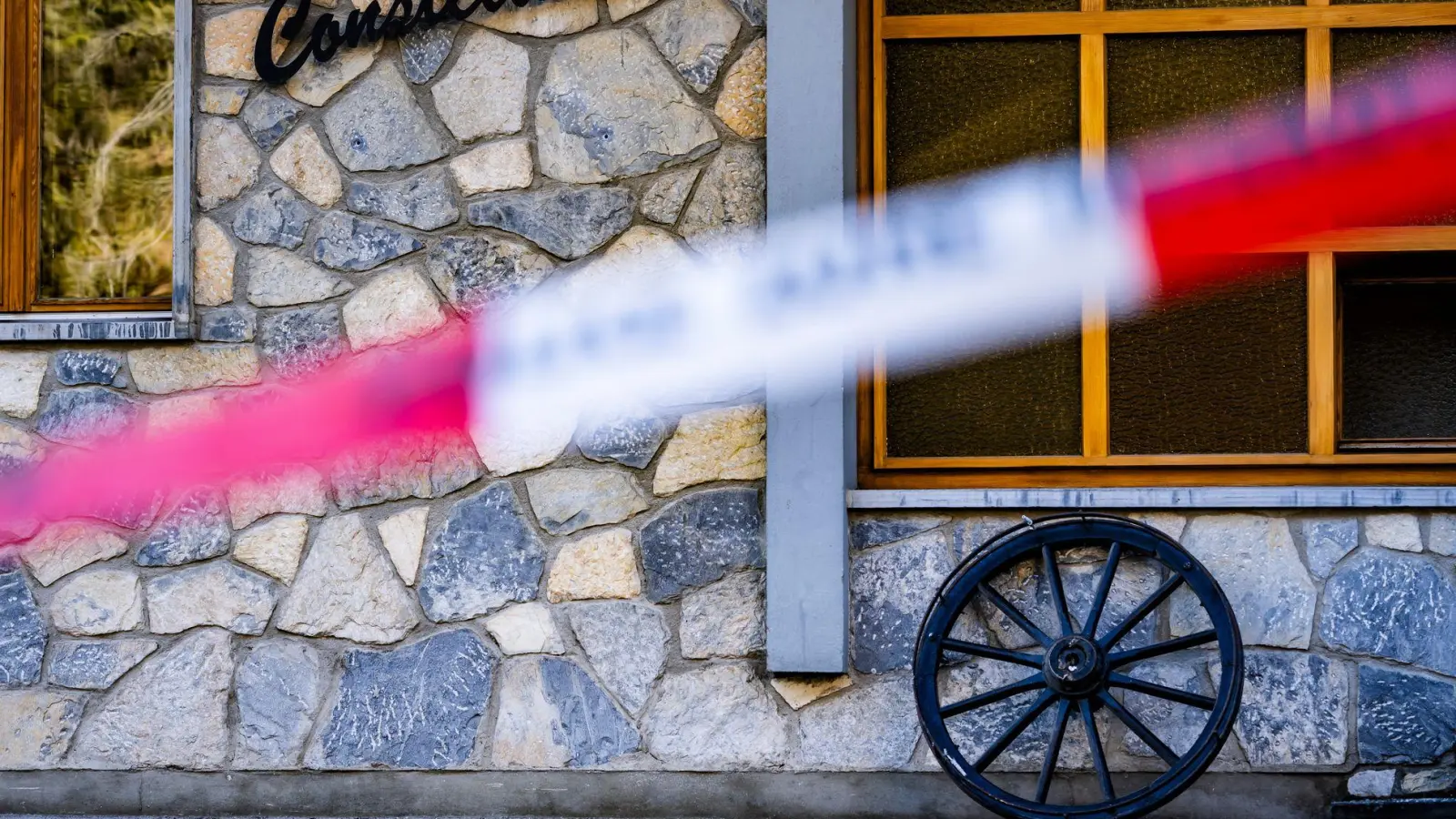 Seit 2019 fanden in der Bar keine der üblichen Brandschutzkontrollen statt. (Archivbild) (Foto: Jean-Christophe Bott/KEYSTONE/dpa)