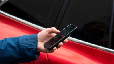 Clever parken per App: Ob Start, Stopp oder Verlängerung, alles geht direkt übers Smartphone, minutengenau und ohne Kleingeld. (Foto: Bernd Diekjobst/dpa-tmn)