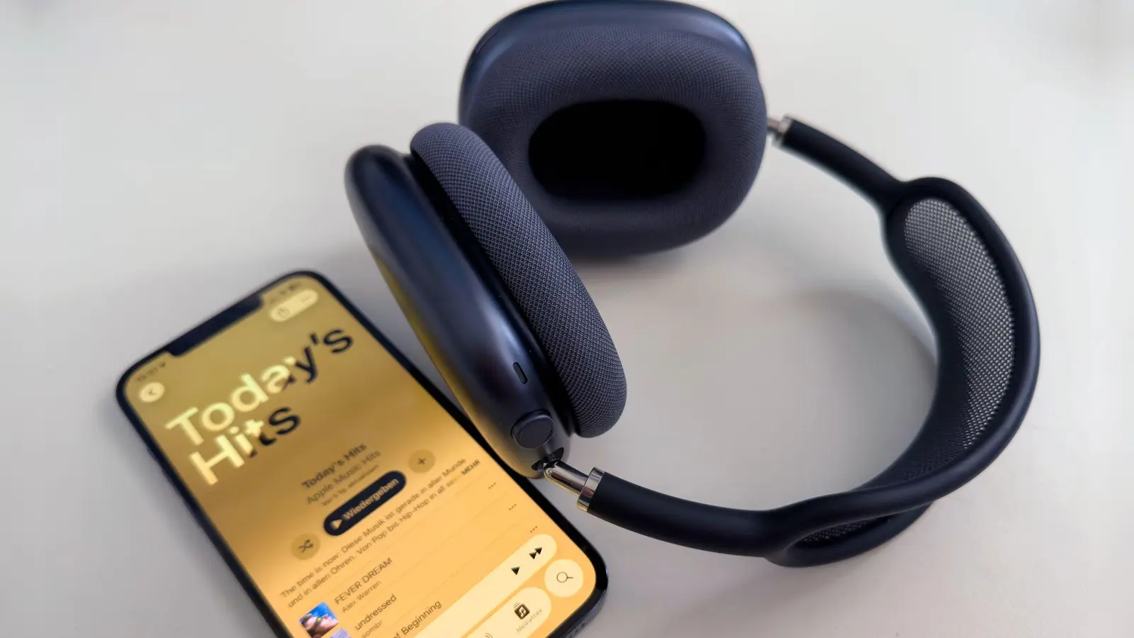 Zu den erweiterten Funktion der Airpods Max 2 gehören etwa Live-Übersetzungen, Konversationserkennung und die Möglichkeit, auf Ansagen der Sprachassistentin Siri mit Nicken oder Kopfschütteln zu reagieren.  (Foto: Andrej Sokolow/dpa-tmn)