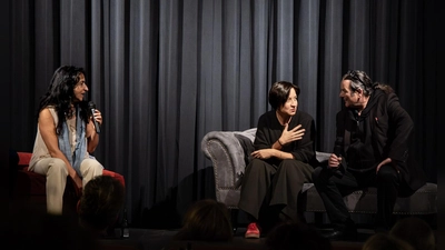 Stellte sich nach der Deutschlandpremiere ihres Filmes „Menschen, Götter und andere Kreaturen” auf der Bühne im KulturKino Feuchtwangen den Fragen der Festival-Organisatoren Gülsel Özkan und Ludger Pfanz: Die Regisseurin Svetlana Strelnikova aus Moskau (Mitte).  (Foto: KulturKino/Andreas Kunkel)