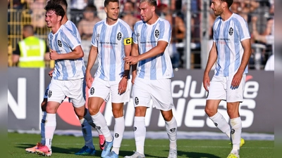 Die Spieler von 1860 München bejubeln das 2:0 gegen Augsburg II - zum Sieg reicht es nicht. (Foto: Sven Hoppe/dpa)