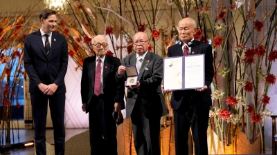 Die drei Co-Vorsitzenden von Nihon Hidankyo nahmen den Friedensnobelpreis in Oslo entgegen. (Foto: Heiko Junge/NTB Pool/AP/dpa)