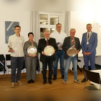 An diesem Abend standen sie im Mittelpunkt (von links): Benjamin Weng, Heike Bogenreuther, Herbert Argmann, Matthias Reif und Marco Lenz; hier zusammen mit Bürgermeister Stefan Bach, der die Auszeichnungen und Präsente überreichte. (Foto: Daniel Ammon)