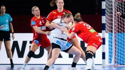 Die deutschen Handballerinnen haben das EM-Hauptrundenspiel gegen Dänemark verloren. (Foto: Marco Wolf/dpa)