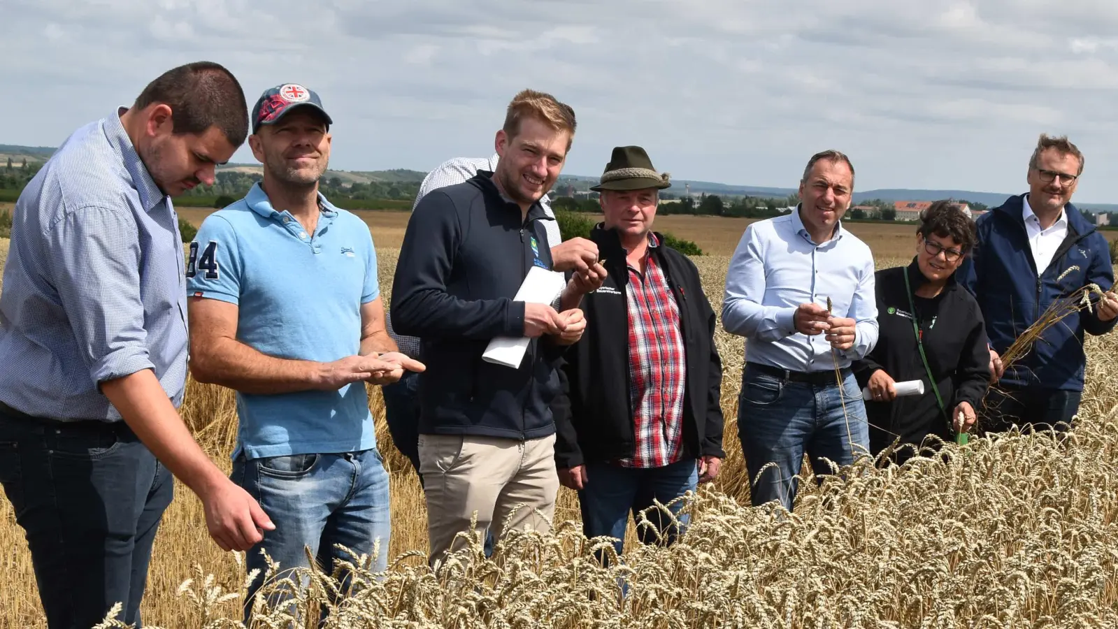 In Ottenhofen konnte vor dem Regen fast überall der Mähdrusch abgeschlossen werden. Nur hier blieb noch ein Rest stehen, weil der Mähdrescher den Geist aufgab. (Foto: Fritz Arnold)