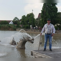 Statt Krone gab es für den frisch gekürten bayerischen Fischerkönig, Stefan Huprich, die Königskette. (Foto: Martina Hinkelmann)