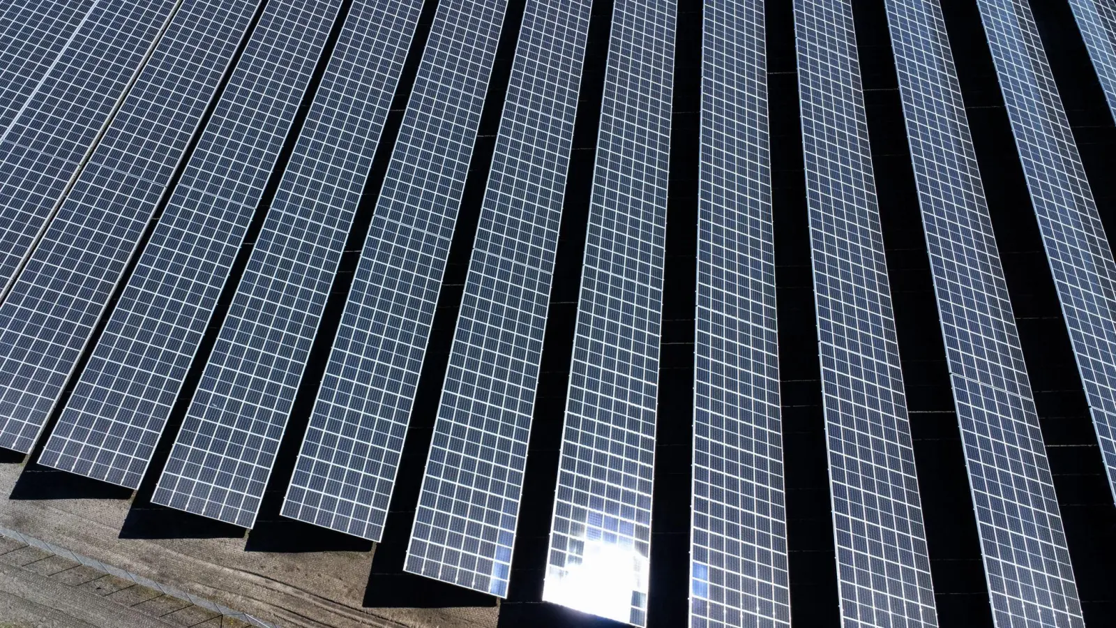 Der Ausbau von Solar- und Speichertechnologien sollte laut Verband konsequent fortgesetzt werden.  (Foto: Christian Charisius/dpa)